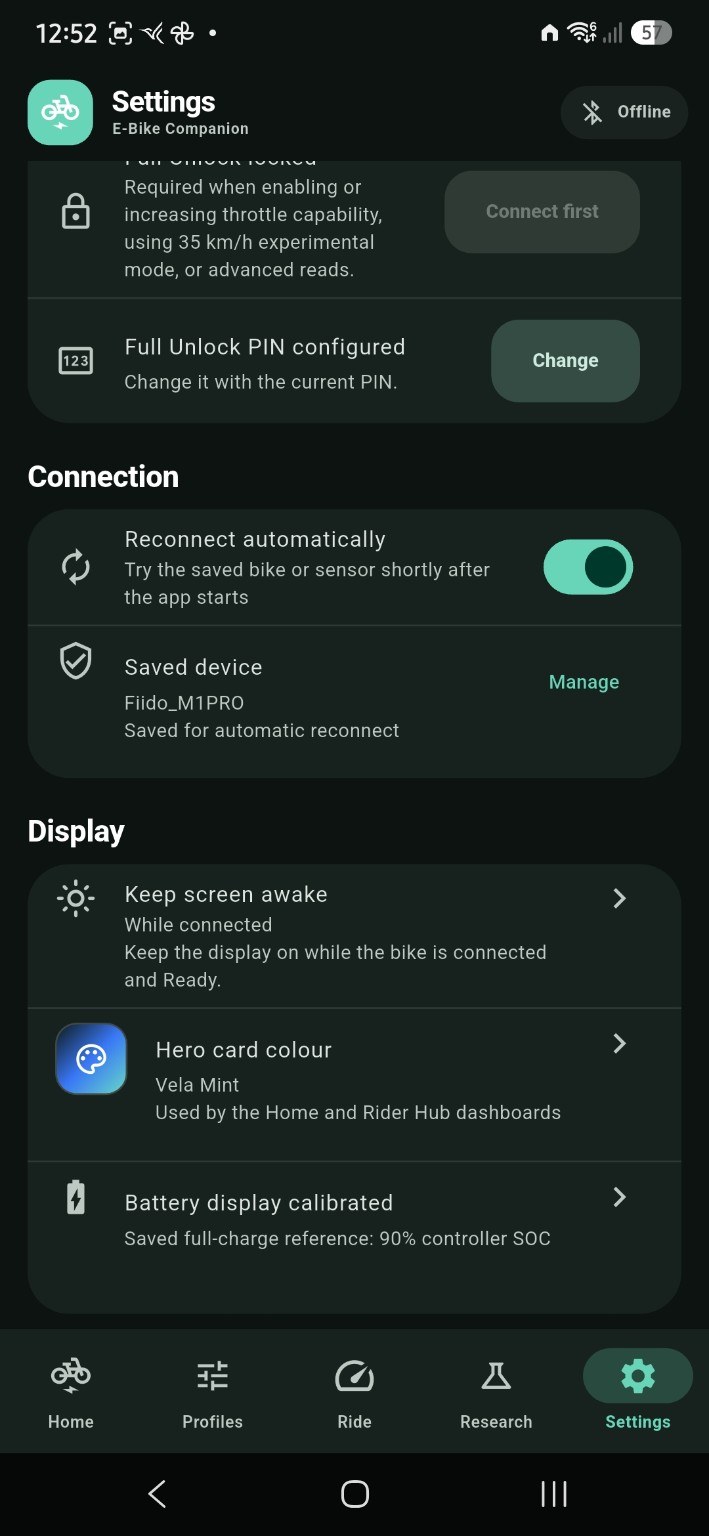 Settings screen showing reconnect options, saved device, display settings and Vela Mint hero colour